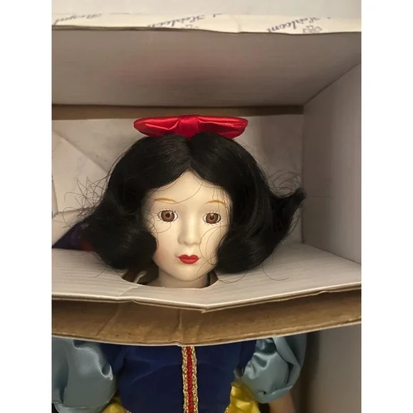 Anna Anando Snow White Porcelain Doll: Royal Heirloom Collection - Picture 10 of 10